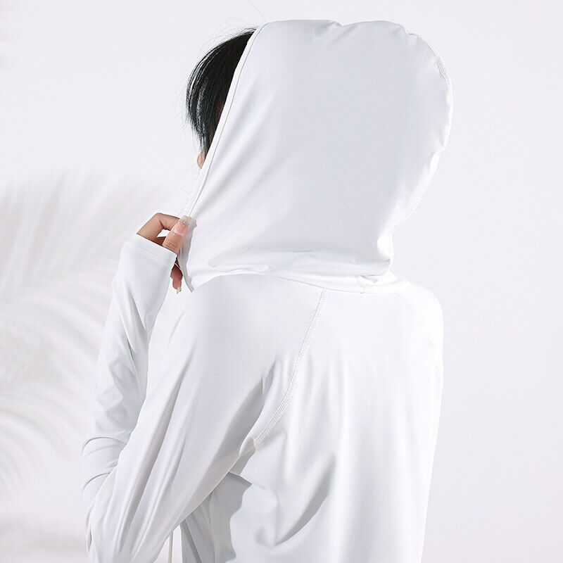 Woman wearing white sports loose hooded sweatshirt, ideal for fitness and yoga, featuring quick-dry and anti-pilling technology.