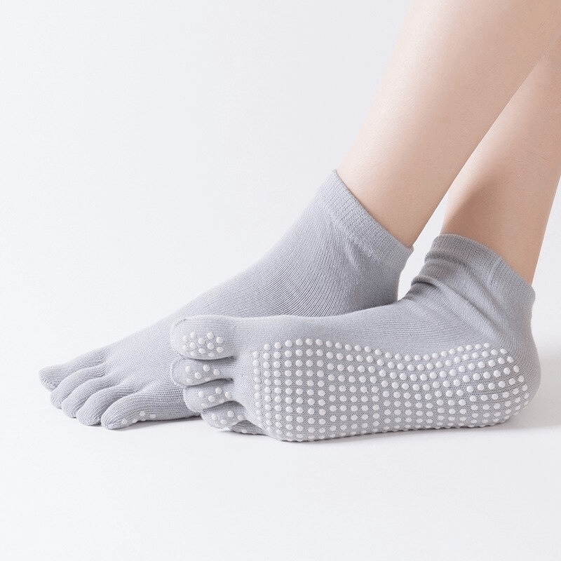 Gray sports non-slip five-toe socks for women, ideal for yoga and fitness. Unisex design with quick-drying polyester blend.