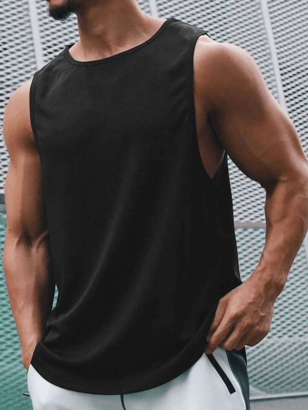 Man wearing black quick-drying men's T-shirt for training, ideal for gym, running, sports activities. Lightweight and breathable spandex fabric.