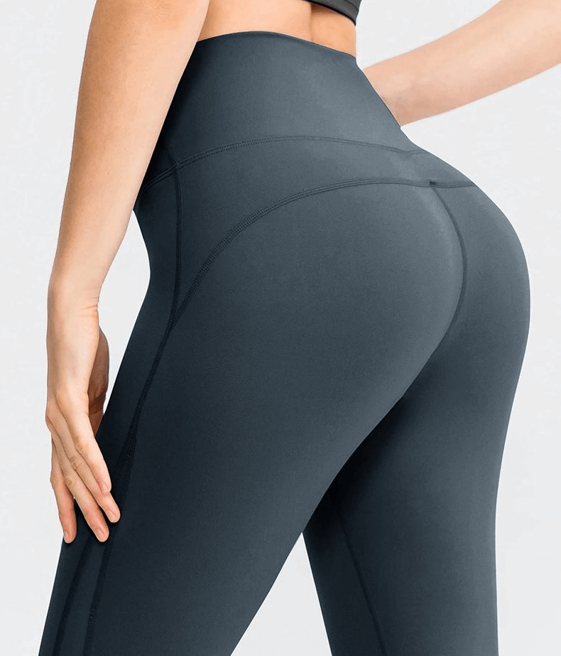 Sporty seamless women's leggings with high waist, showcasing flexible, moisture-wicking fabric. Perfect for yoga and daily activities.