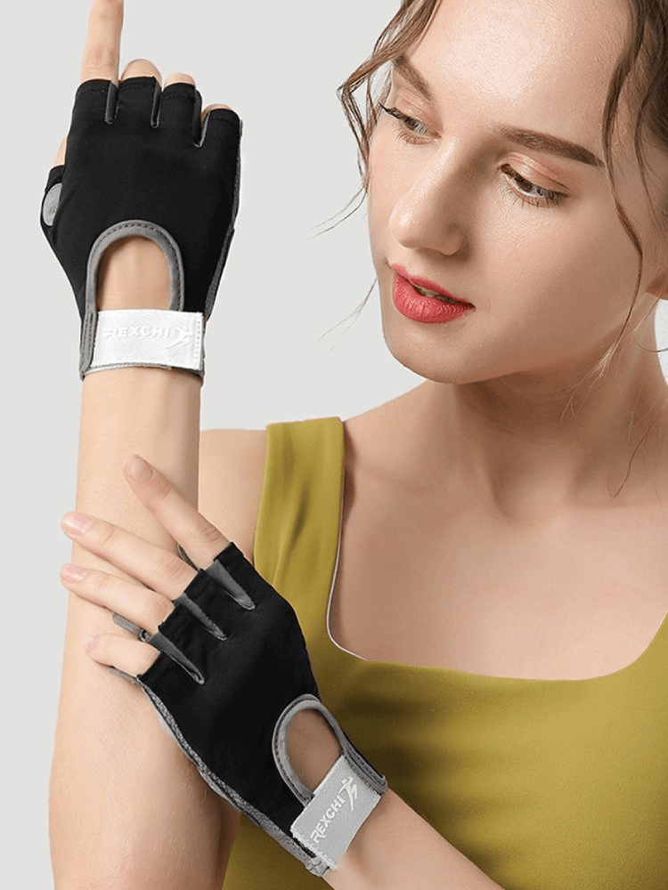 Woman modeling stylish elastic fingerless gloves for training, perfect for female cyclists, featuring durable materials like polyester and silicone.