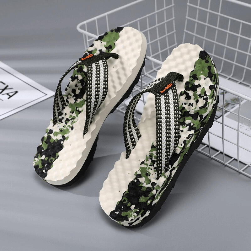 Camouflage-patterned men's non-slip massage beach slippers, featuring rubber soles and EVA insoles with stylish design.