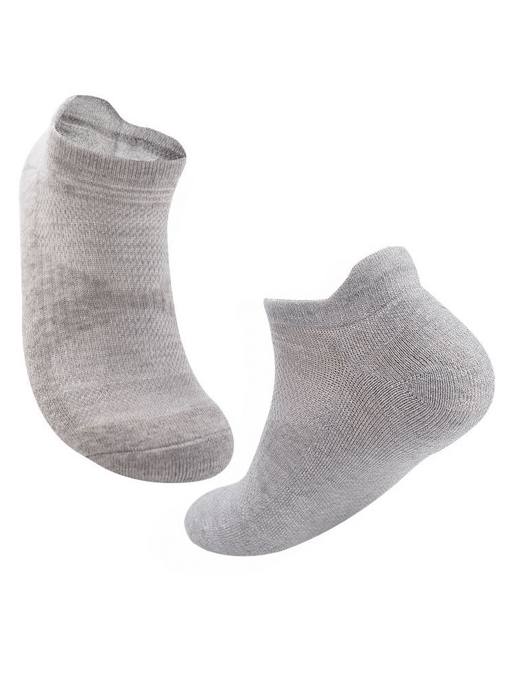 Grey unisex thin sports breathable socks, perfect for running. Lightweight cotton blend, comfortable fit, short design. Ideal for athletes.