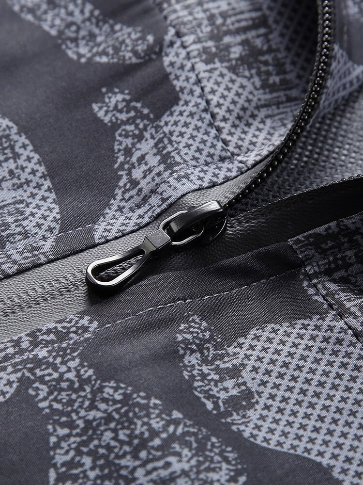 Close-up of black and grey patterned zipper on men's trekking hooded windbreaker, quick-dry and waterproof material for outdoor adventures.