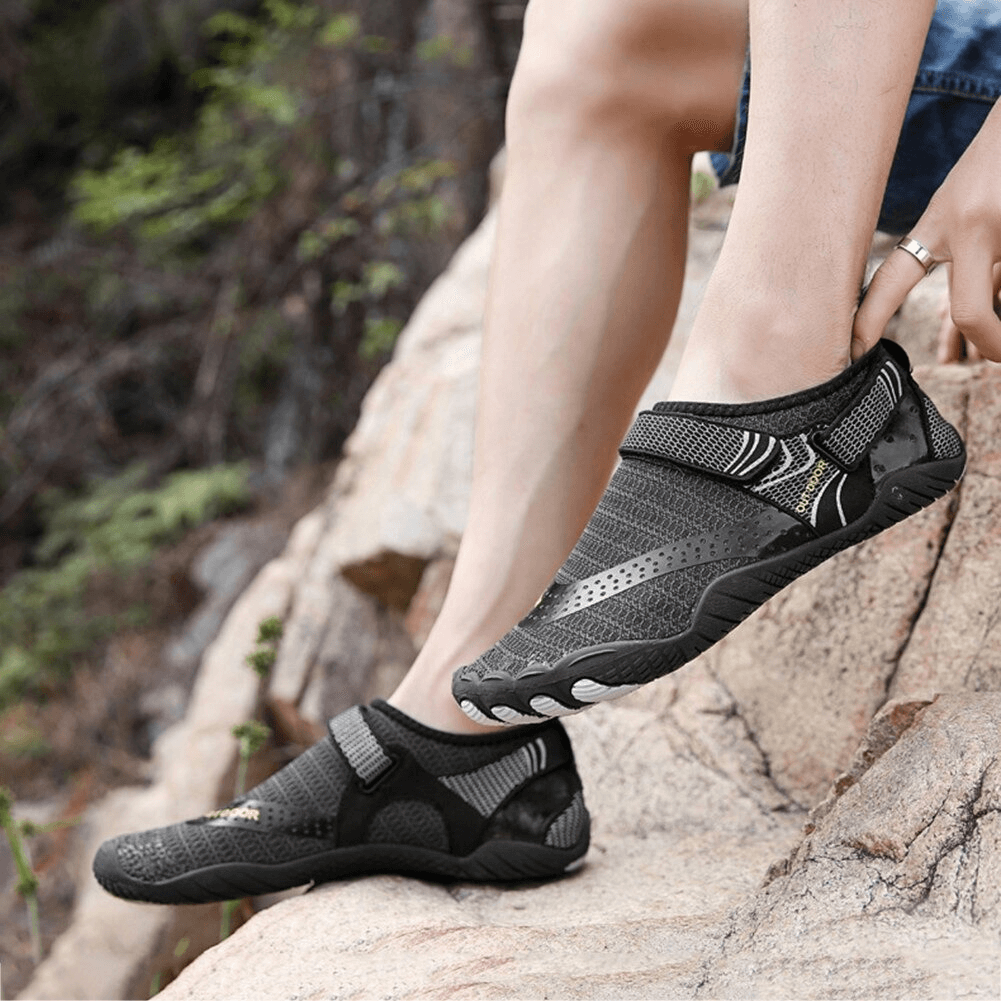 Unisex breathable nonslip aquatic sneakers in black with a rugged design, perfect for swimming and outdoor activities. SF0356 model.