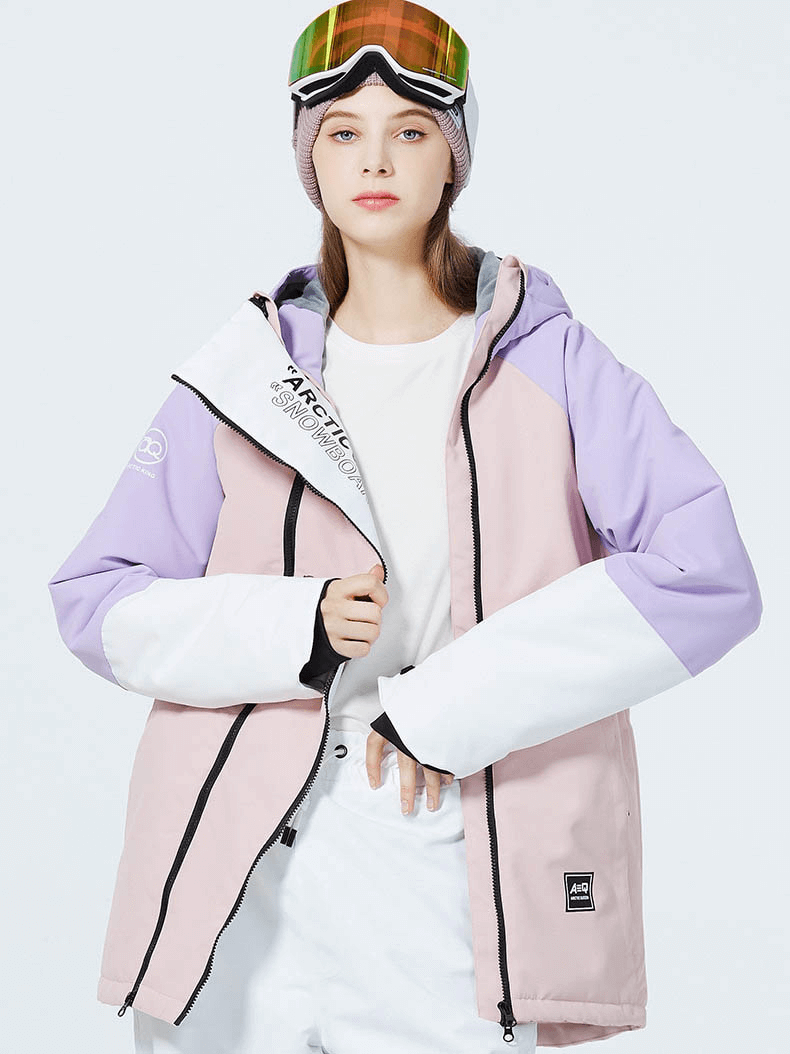 Model wearing warm waterproof snowboarding jacket with double zipper, hooded collar, in pastel colors, perfect for skiing.