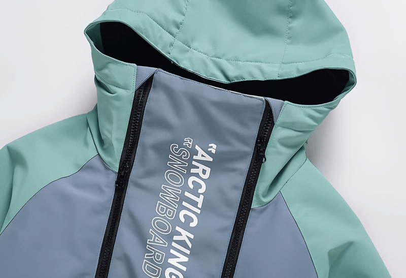 Close-up of a warm waterproof snowboarding jacket with hood and double zipper, ideal for skiing, featuring "ARCTIC KING" text.