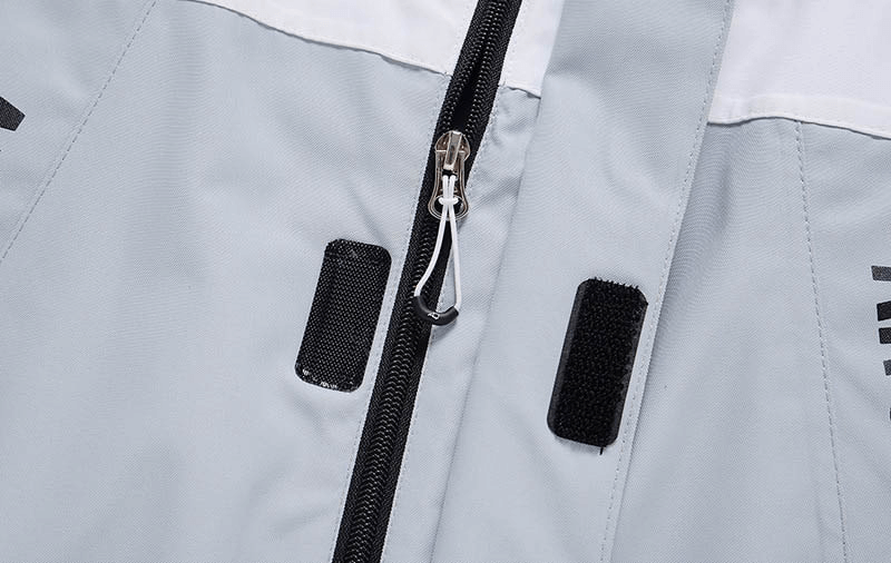 Close-up of waterproof zipper on unisex snowboarding pants SF0947, perfect for skiing with durable polyester material.