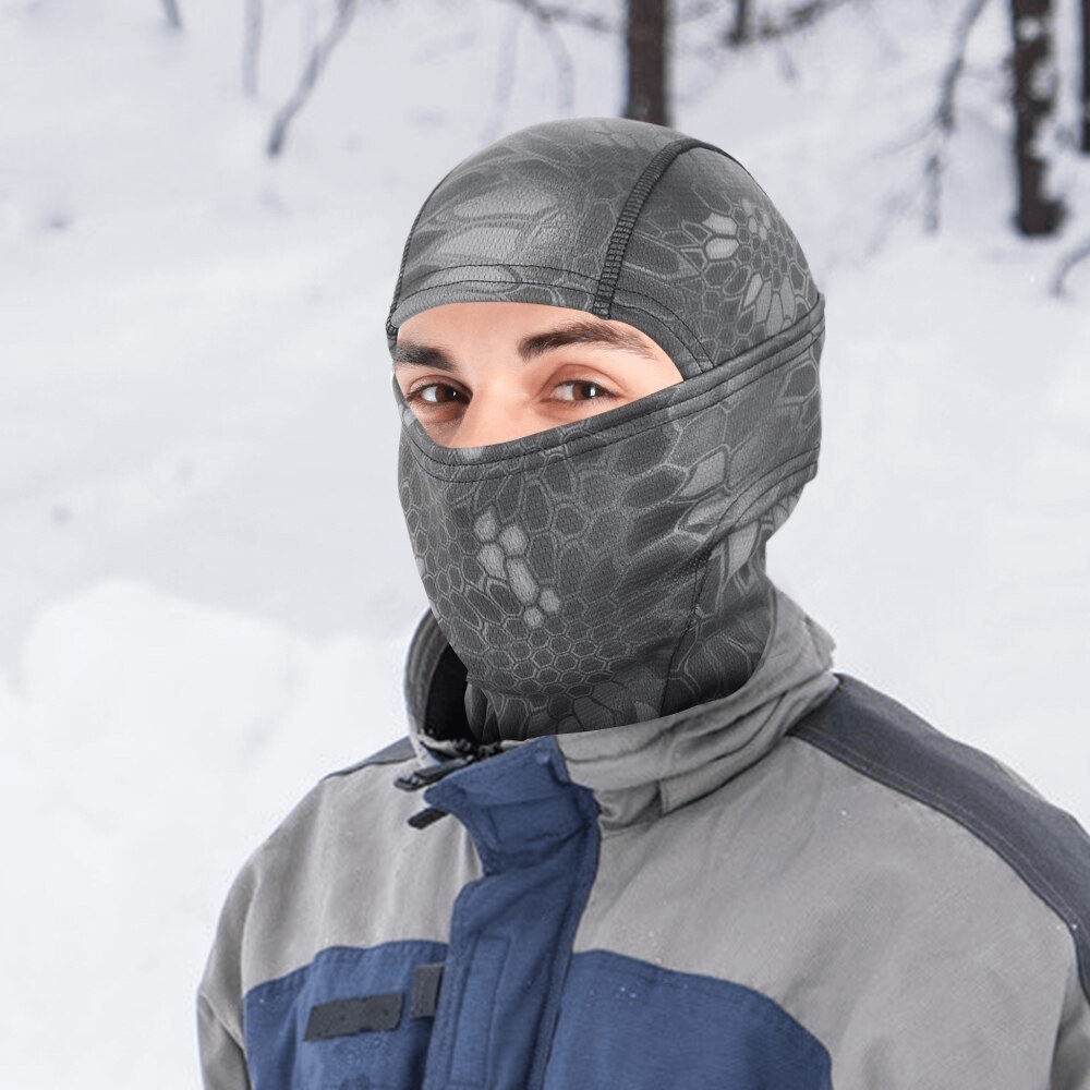 Unisex windproof camouflage balaclava scarf for winter outdoor activities, featuring breathable, dust-free protection in snow.