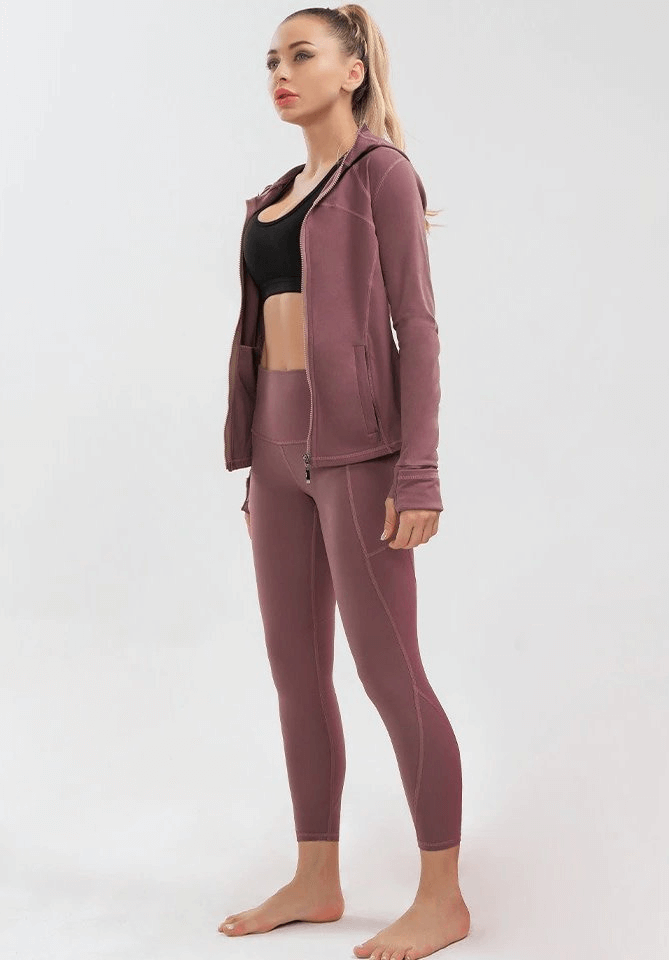 Woman wearing a quick-drying long-sleeve sports shirt, ideal for yoga, featuring four-way stretch fabric.