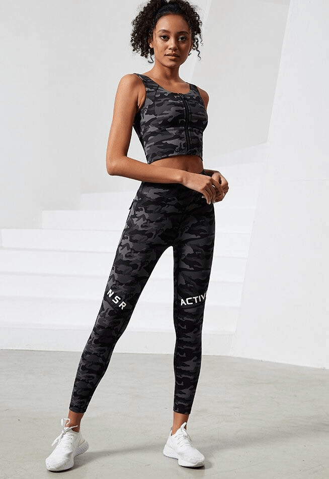 Woman wearing camouflage high waist seamless leggings with pockets, perfect for yoga and running. Breathable and quick-drying fabric.